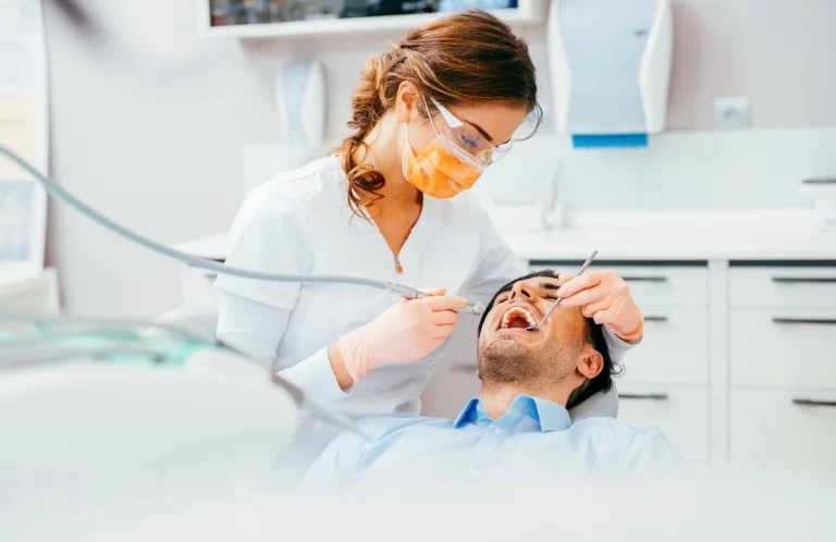 mężczyzna u dentysty